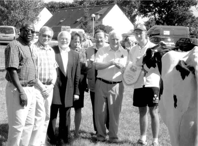 Rhys Webb presenting the �Best Beast in Show� prize at the Plouy� Annual Agricultural Show